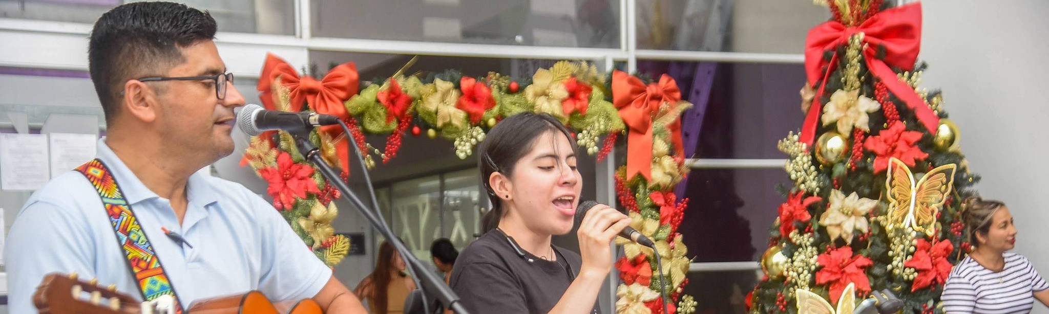 Novena del Niño Dios en la plazoleta de la Gobernación.