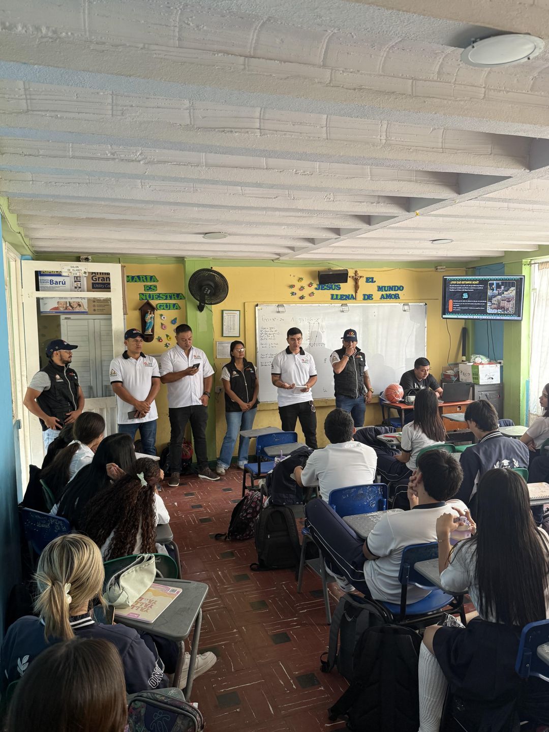 Equipo Anticontrabando realizó jornada de sensibilización con estudiantes de la Institución Educativa Santa María Goretti